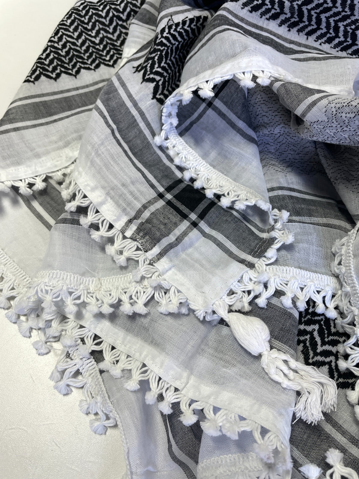 Keffiyeh Headscarf (Black and White) with tussles