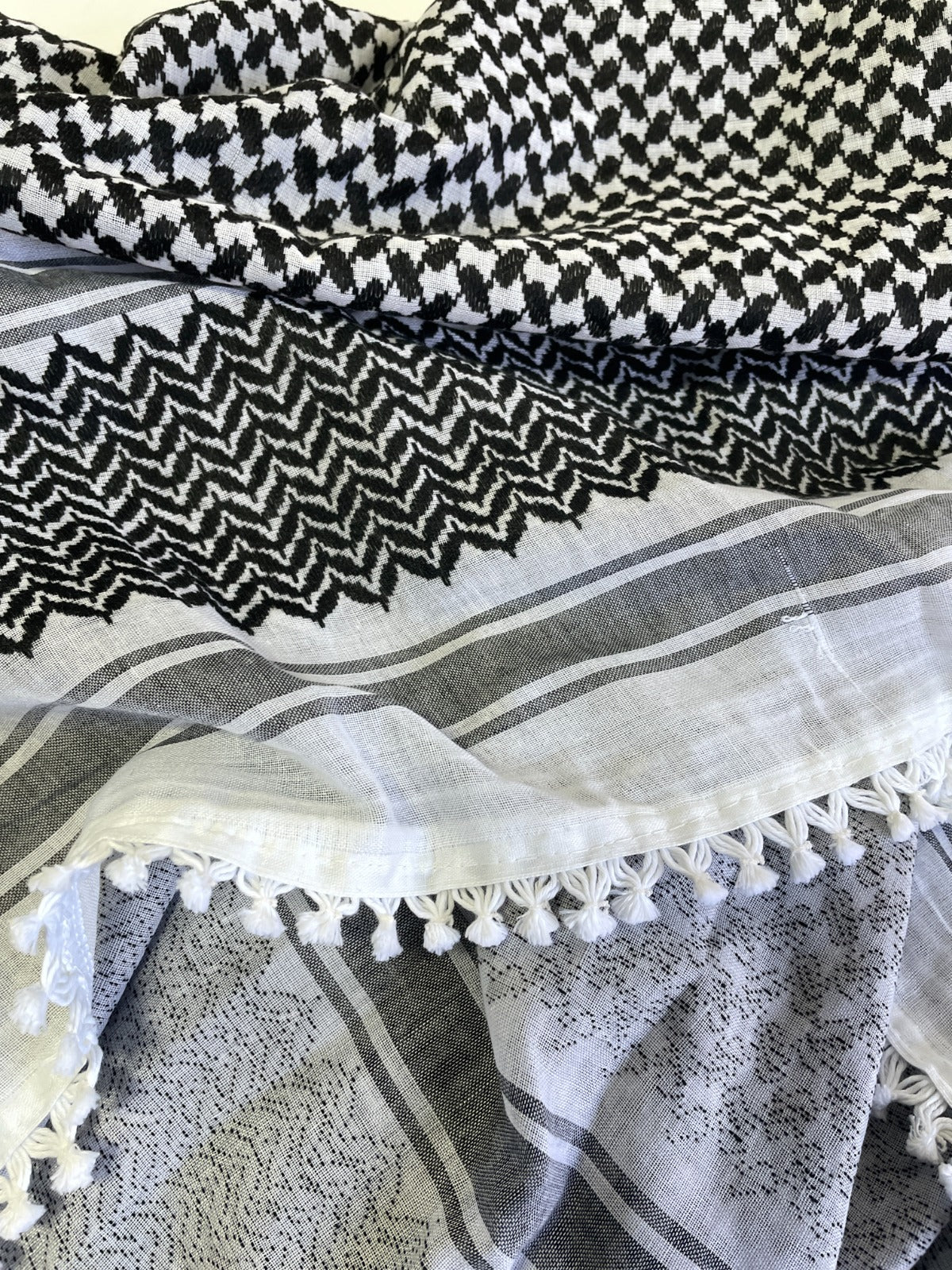 Keffiyeh Headscarf (Black and White) with tussles